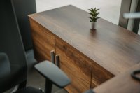 Zo gebruik je donker hout in je woonkamer